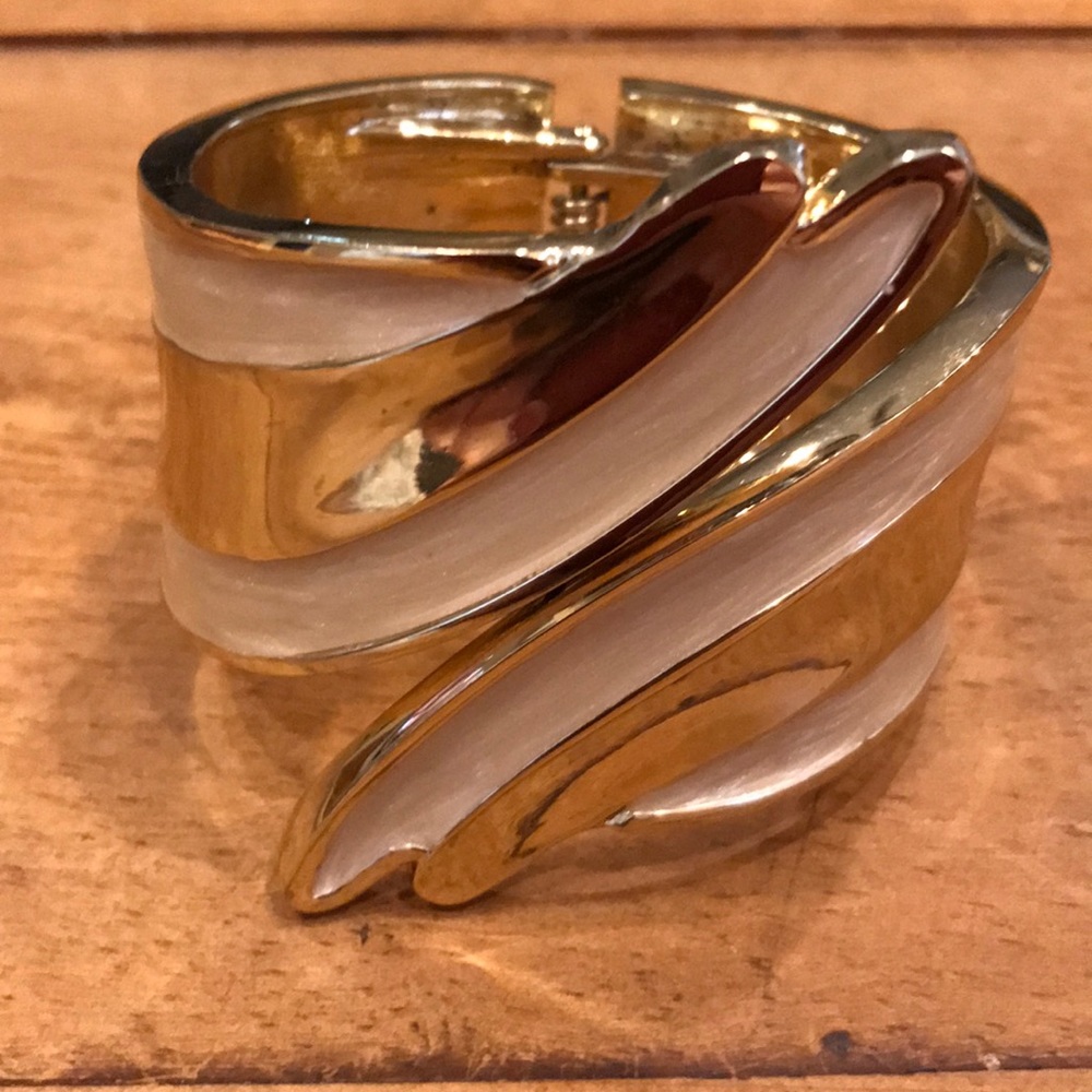 Elegant gold-tone and beige cuff.